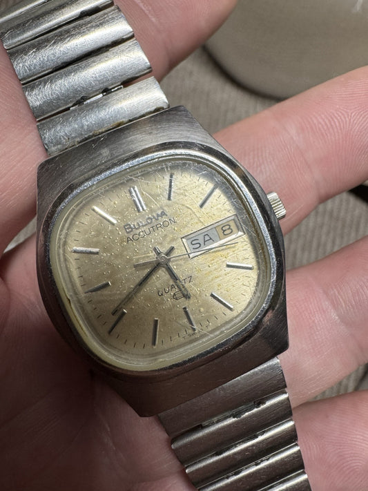 Vintage Mens Bulova Quartz Watch Running Needs Service